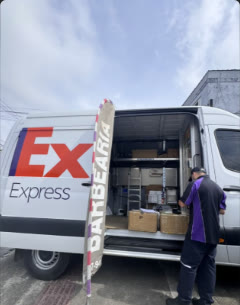 Van da FedEx entregando a importação
